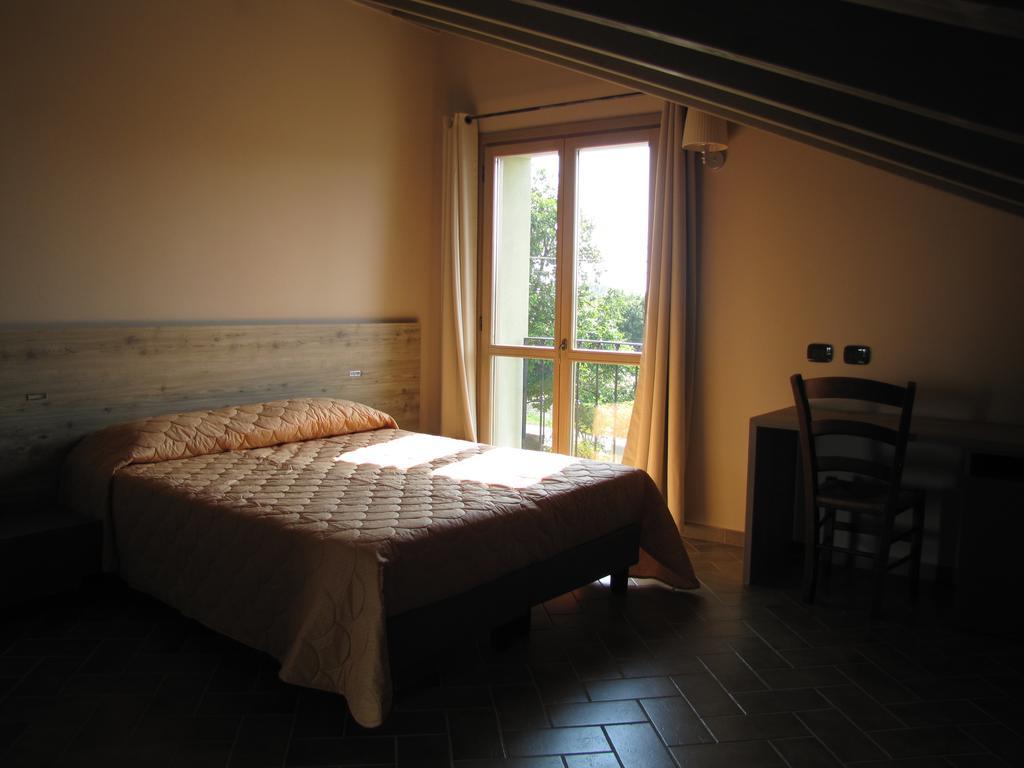 Agriturismo Bassanine Monticelli dʼOngina Exteriör bild